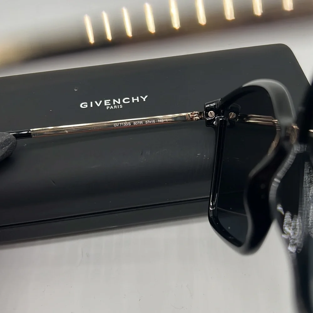 Givenchy - Picture 2 of 3
